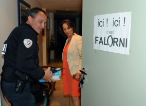 Un policier constate une affiche "ici c'est Falorni" sur la porte de Ségolène Royal